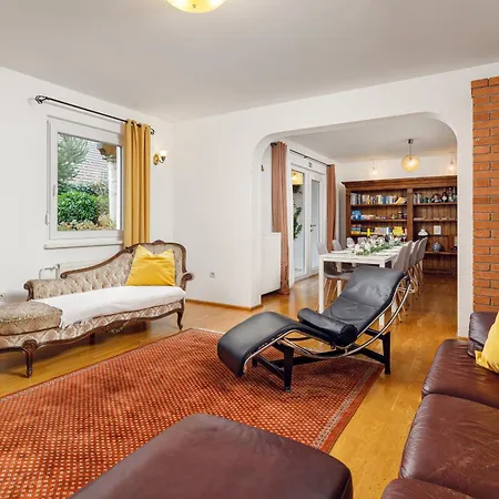 לינה וארוחת בוקר Cozy House Close To Center